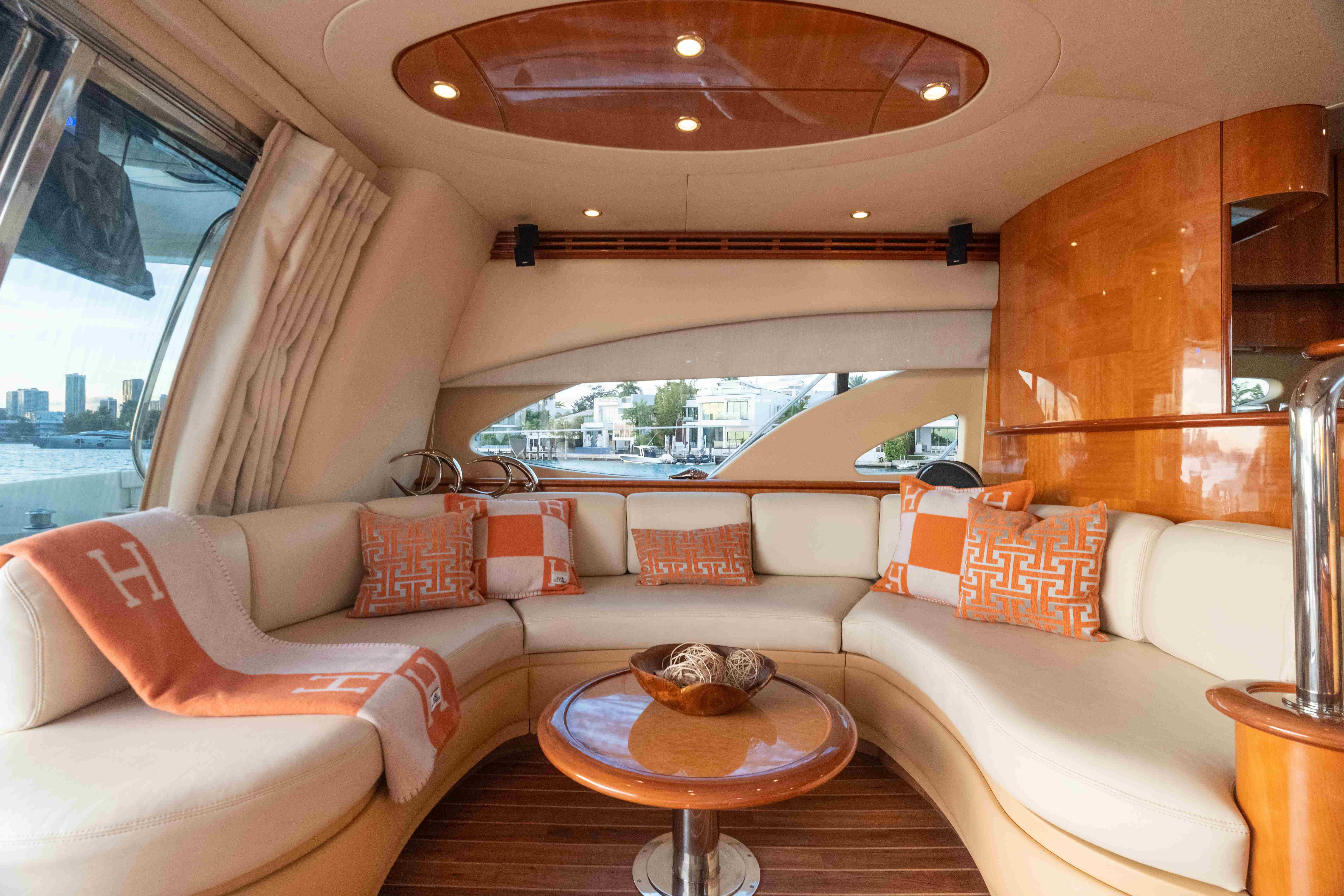 65ft Azimut — Salon Interior
